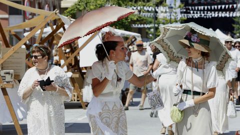 La fiesta del Ribadeo Indiano, en homenaje a la emigraci�n, une a gallegos y asturianos
