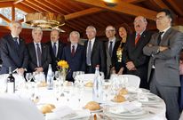 Amplia representaci�n. El subdelegado del Gobierno, Roberto Castro; el jefe superior de Galicia, Manuel V�zquez; el parlamentario Luis Garc�a Ma�a; el vicepresidente de la Diputaci�n, Rosendo Fern�ndez, el alcalde, Jes�s V�zquez; la delegada de la Xunta, Marisol D�az; el delegado de Defensa, Ram�n Rey, y el presidente de la Audiencia, Antonio Pi�a, con el homenajeado en el centro. 