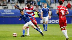 Tejera protege un bal�n ante Ramos en el Oviedo-Granada