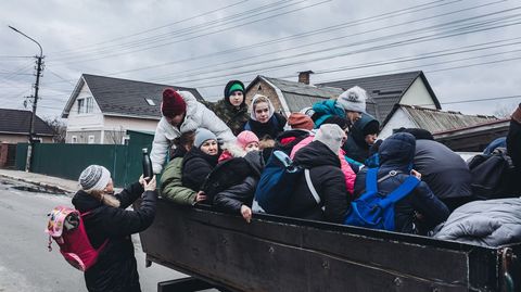 Varias personas son evacuadas en una camioneta