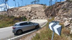 El tramo de la carretera LU-P-4103 afectado por el derrumbe permanece cubierto de tierra y rocas