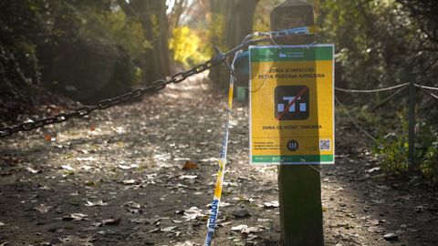 Vista de un cartel avisando sobre la prohibici&oacute;n de acceder a la sierra de Collserola