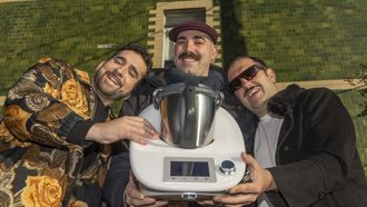 Xaqu&iacute;n e Mat&iacute;as posan coa Thermomix que pide Samuel, no centro da imaxe, para os Reis.