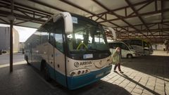 Un autobs de Arriva, ayer, en la estacin de Carballo