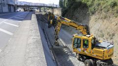 Colocaci�n ayer martes de parte de una v�a en las cercan�as de la estaci�n de tren de Lugo