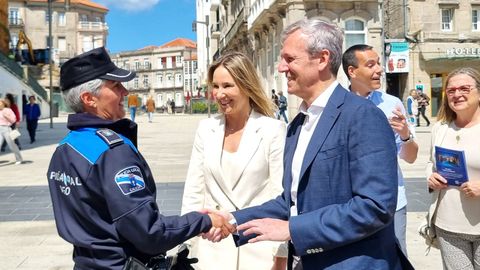 Alfonso Rueda, presidente de la Xunta, y Marta Fernndez Tapias, candidata del PP en Vigo, de campaa por el centro de la ciudad olvica