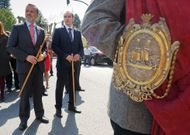 Los ediles y el alcalde de Padr�n (derecha) salieron al encuentro de la delegaci�n santiaguesa. 