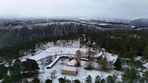 Una imagen tomada con dron del santuario de Cadeiras, en el ca��n del Sil, que muestra los efectos de las nevadas