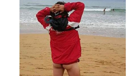 Un socorrista de Gij�n se saca una foto de espaldas para apoyar a sus compa�eras con la pol�mica del ba�ador.Un socorrista de Gij�n se saca una foto de espaldas para apoyar a sus compa�eras con la pol�mica del ba�ador