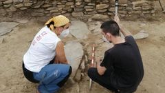 Entre las antiguas sepulturas excavadas en los �ltimos d�as en el cementerio medieval del castro de Cereixa hay dos enterramientos de ni�os. El de la imagen es uno de ellos  