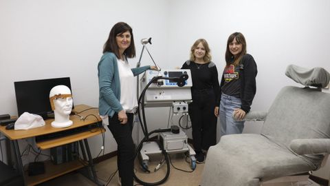 Noelia Samartn, en el centro, en el laboratorio de investigacin e intervencin en dolor