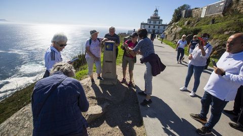 Imagen de archivo de turistas y peregrinos en el Cabo Fisterra, uno de los principales destinos de la Costa da Morte