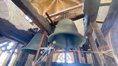 La Bamba es la campana ms antigua de la Catedral de Oviedo. Comparte espacio con la Santa Cruz (a la izquierda) que es la de mayor tamao de todo el campanario