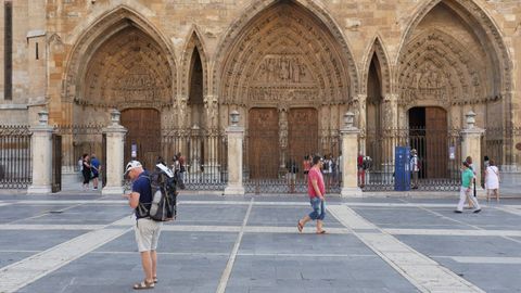 Un peregrino, delante de la catedral de Len