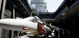En la fotograf�a, un avi�n Harrier en uno de los ascensores de subida a cubierta de vuelo del �Pr�ncipe de Asturias�.