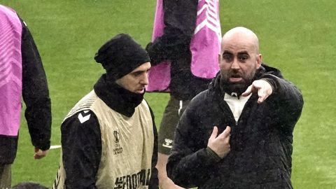 Claudio Gir�ldez, d�ndole indicaciones a Mat�as Vecino durante el �ltimo entrenamiento.