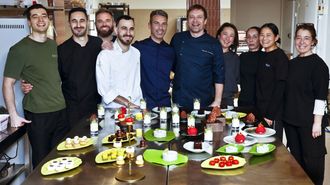 Michele Di Leva, Xavi Donnay, Felipe Fern&aacute;ndez, Natsumi Tomita y el equipo de Chaya, con los nuevos postres.