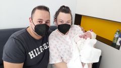 Cloe, con sus padres Mar�a Luisa y Jos� Manuel, en su habitaci�n del HULA. 