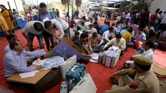 Delegados electorales reciben las m�quinas de votaci�n un d�a antes del comienzo de las votaciones en Janmu, en la Cachemira india