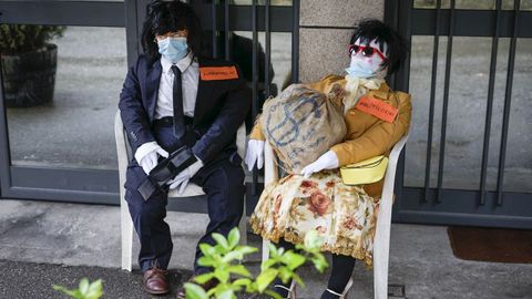 Ribadavia se llena de mecos. Pareja en el Bar A Parra de Francelos