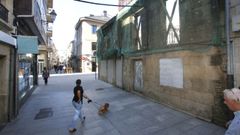 El nmero 68 de la ra Nova lleva aos cubierto por una red para que no caigan cascotes a la calle