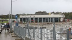 Avance del futuro Lidl de Leixa, en Ferrol. La cubierta y la estructura de la zona de supermercado ya est�n en pie, de forma paralela, avanza el �rea de aparcamiento.