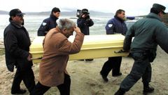 Traslado de uno de los f�retros con un cuerpo llegado de Portugal hasta Camari�as el 8 de marzo del 2001