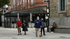 Gente paseando por Outes, concello que ya suma mas de dos semanas sin registrar ning�n contagio