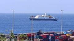 Imagen del MV Hondius tomada desde la costa de Cabo Verde