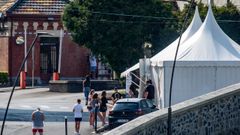 Carpa instalada frente al hospital de Basurto para hacer pcr