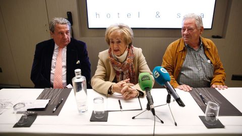 Francisco Vázquez, Nona Inés Vilariño y José Manuel Couceiro, este martes, en A Coruña