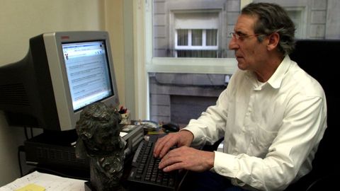 Celso Bugallo, chateando en el a&ntilde;o 2005 con los lectores de www.lavozdegalicia.es desde la delegaci&oacute;n del peri&oacute;dico en Pontevedra
