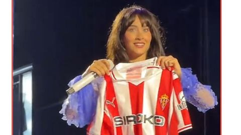 Aitana con la camiseta del Real Sporting de Gij�n
