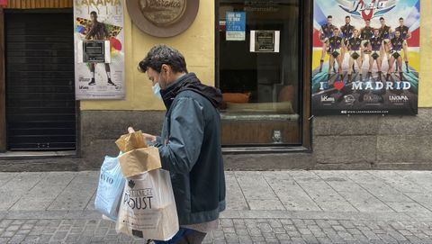 Un hombre camina con mascarilla por el madrile�o barrio de Chueca