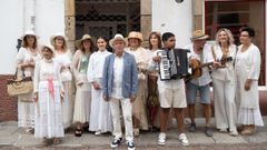 Participantes en el desfile del festival, con el presidente de la asociaci�n, Basilio G�mez Eijo, en el centro