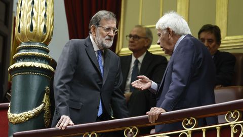 Los expresidentes del Gobierno Mariano Rajoy (i) y Felipe Gonzlez conversan a su llegada al Congreso de los Diputados para asistir a la ceremonia de jura de la Constitucin