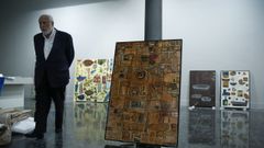 El comisario con algunas de las obras de la muestra