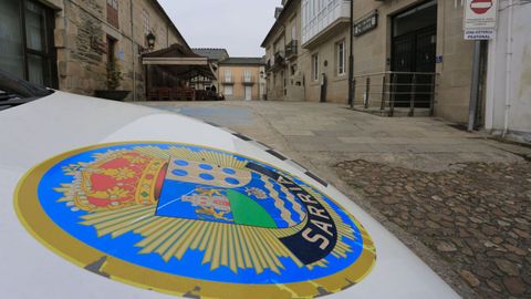 Un coche de la Polic�a Local de Sarria en la entrada a las dependencias del cuerpo en la localidad