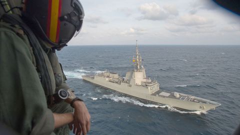 Vista área de la fragata Almirante Juan de Borbón durante unas maniobras.