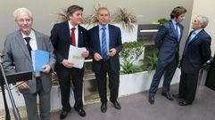 Mat�as Garc�a Alba, primero por la izquierda, junto a su hijo Mat�as Garc�a Fantimi y el alcalde de Monforte, Jos� Tom�, en la inauguraci�n en el 2016 de la cl�nica Doctor Mat�as