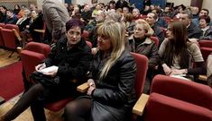 Natividad Gonz�lez Laso y Beatriz Sestayo, durante una asamblea celebrada el pasado a�o.