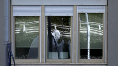 La estatua de Juan Pablo II se refleja en la ventana de la habitaci�n donde el papa est� ingresado.