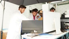 Ingenieros de Kreios Space trabajando en su sede de Nigr�n (Pontevedra).
