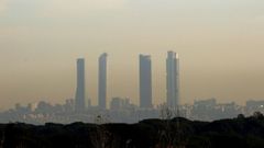 Imagen de archivo de las torres de la Castellana de Madrid tapadas por la contaminacin atmosfrica