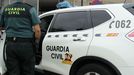 Un agente y un coche de la Guardia Civil en una imagen de archivo