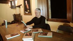 Crist�bal Ruiti�a, durante la presentaci�n de la novela en Santa Eulalia de Oscos (Asturias) en agosto