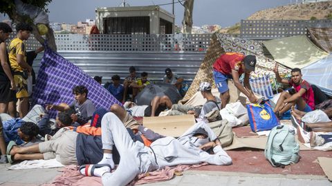 Menores migrantes tirados en la calles de la ciudad aut&oacute;noma de Ceuta.
