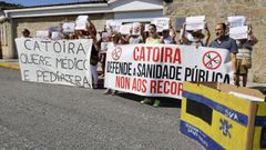 Los vecinos protestan en el centro de salud de Catoira en el que no se hacen sustituciones por vacaciones