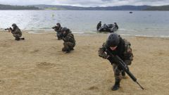 Infantes del Tercio haciendo maniobras en el lago ponts