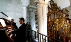 Libertucci, ayer en la Catedral durante una sesi�n de ensayos premia al recital organ�stico. 